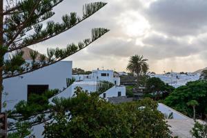 ein Blick vom Dach eines Hauses in der Unterkunft 4BR Yaiza Relax House - Terrace & Mountain in Yaiza