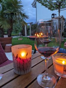 Nápoje v ubytování Ferienwohnung, 2 Zimmer, 4 bis 6 Personen, 67 qm, mit großem Balkon, entlang am Fluss, an der Aach, am Bodensee, nah am Naturschutzgebiet