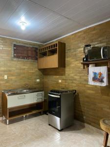 a kitchen with a stove and a counter top at Eco Flat 321 Condomínio Pedra do Rodeadouro in Bonito