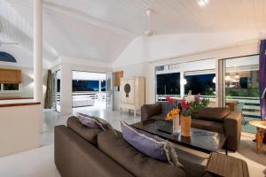 Posezení v ubytování Villa at secured gated resort near Mambo Beach!