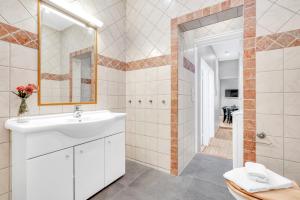 ein weißes Badezimmer mit Waschbecken und Dusche in der Unterkunft Forenom Serviced Apartments Oslo City Hall in Oslo + 78 Fotos