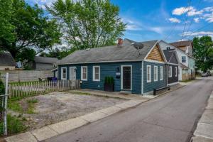 una casa azul al lado de una calle en Charming Home in Cleveland 3215, en Ohio City