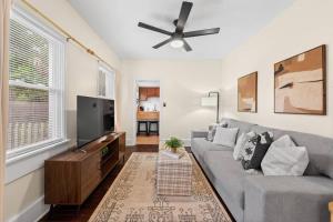 TV a/nebo společenská místnost v ubytování Charming Home in Cleveland 3215