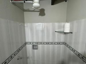 Kupatilo u objektu Habitación con baño privado en el centro de Asunción solo efectivo guaranies +5 fotografija