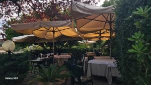 a group of tables with umbrellas in a garden at Rocca Casa in Roccatederighi