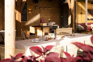 Reštaurácia alebo iné gastronomické zariadenie v ubytovaní Hotel Alpenstolz