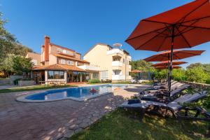 Bazén v ubytování Guesthouse ''Barboska'' - big outdoor swimming pool & private tennis court nebo v jeho okolí