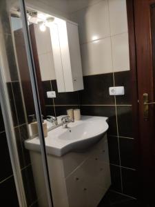 a bathroom with a sink and a mirror at Alojamento Casa da Eira in Geres