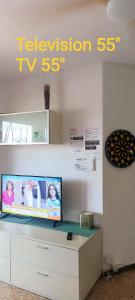 TV a/nebo společenská místnost v ubytování CALAFELL 5 BEACH