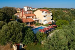 Bazén v ubytování Guesthouse ''Barboska'' - big outdoor swimming pool & private tennis court nebo v jeho okolí