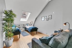 ein Wohnzimmer mit Sofa und Tisch in der Unterkunft Forenom Serviced Apartments Oslo City Hall in Oslo