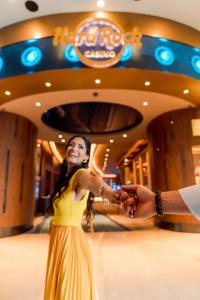 プンタ・カナにあるHard Rock Hotel & Casino Punta Cana - All Inclusiveの踊り場の男女 +37枚の写真