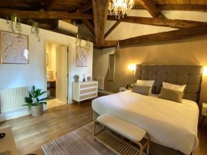 Camiac-et-Saint-DenisChâteau Camiac的房间里有一张白色大床的卧室