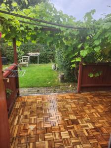 ヘルシンボリにあるHoliday home with gardenの屋外パティオ(パーゴラ、庭付) +2枚の写真
