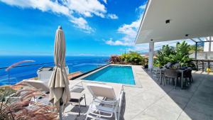 eine Villa mit Swimmingpool und Blick auf das Meer in der Unterkunft Villa Estrelícia by LovelyStay in Ribeira Brava