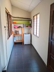 Kuchyň nebo kuchyňský kout v ubytování Harraz Homestay Gebeng OnlyMuslim