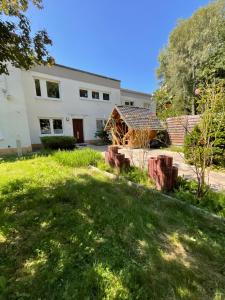 a house with a grassy yard in front of it at Messe-Apartment, 4 Schlafzimmer, 80 qm, Garten - 6 km zur Messe, verkehrsgünstig, ruhig, Parkplätze in Nürnberg