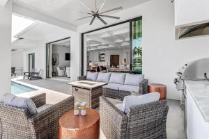 マルコ・アイランドにあるIsland Breeze Haven By Heat Propertiesのリビングルーム(籐の椅子、ソファ付)