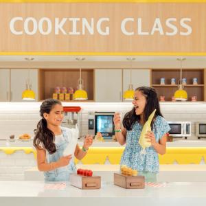 プンタ・カナにあるHard Rock Hotel & Casino Punta Cana - All Inclusiveの二人の女