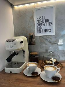 - une cafetière et 2 tasses de café sur une table dans l'établissement Leaf Apartament Łódź prywatne miejsce parkingowe, à Łódź 28 autres photos