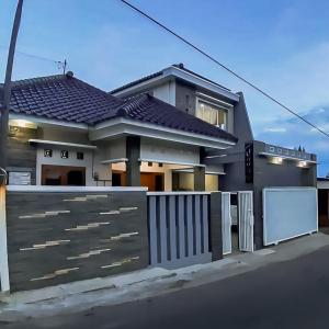 TosariJava Villa Bromo的有栅栏的房子