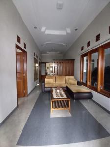 TosariJava Villa Bromo的带沙发和桌子的客厅