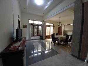 TosariJava Villa Bromo的一间带桌椅的餐厅和客厅