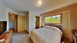 a bedroom with a bed and a dresser and a window at Miners Run 26 in Silverthorne