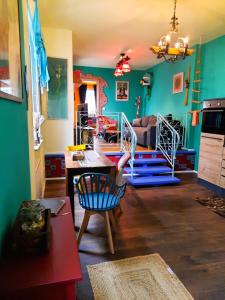 NiederneisenにあるApartment im Mexiko-Stilのソファとテーブルのあるリビングルーム +10枚の写真