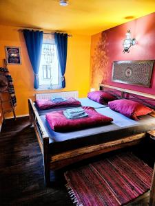 NiederneisenにあるApartment im Mexiko-Stilの黄色と赤の壁の客室内のベッド2台