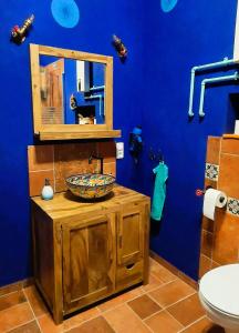 NiederneisenにあるApartment im Mexiko-Stilの洗面台と青い壁のあるバスルーム