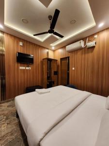 Ένα ή περισσότερα κρεβάτια σε δωμάτιο στο Royal View Residency