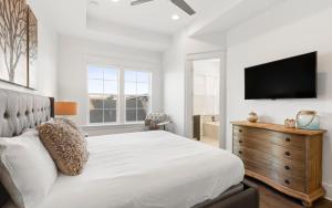 Ένα ή περισσότερα κρεβάτια σε δωμάτιο στο 287 Lifeguard Loop by Oversee 30A +21 φωτογραφίες