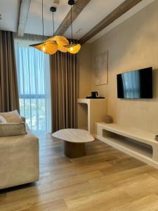 Ciao Borshi Boutique Hotel的电视和/或娱乐中心
