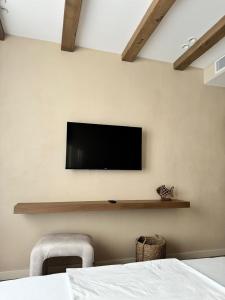 Ciao Borshi Boutique Hotel的电视和/或娱乐中心