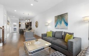 Χώρος καθιστικού στο 287 Lifeguard Loop by Oversee 30A