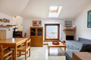 Posezení v ubytování Lake Attic in Villa Lina