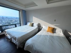 Tempat tidur dalam kamar di Chill high-rise landscape house