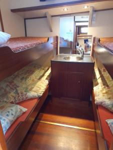 a bathroom with a sink and two bunk beds at Klipper Stella Frisia in Akkrum