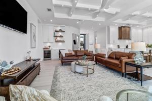 マルコ・アイランドにあるIsland Breeze Haven By Heat Propertiesのソファとテーブルのあるリビングルーム