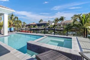 マルコ・アイランドにあるIsland Breeze Haven By Heat Propertiesのリゾート付きのスイミングプール、テラネアンハウス