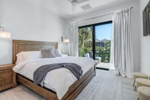 マルコ・アイランドにあるIsland Breeze Haven By Heat Propertiesの大きなベッドと大きな窓のある寝室 +36枚の写真