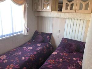 En eller flere senge i et værelse på pg58 2 bed caravan Golden Palm Chapel St Leonards