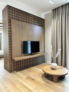 Ciao Borshi Boutique Hotel的电视和/或娱乐中心