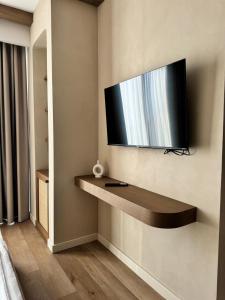 Ciao Borshi Boutique Hotel的电视和/或娱乐中心