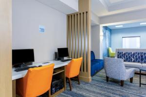 Телевизор и/или развлекательный центр в Holiday Inn Express Orlando-Ocoee East by IHG +42 фотографии