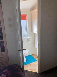 Et badeværelse på pg58 2 bed caravan Golden Palm Chapel St Leonards + 6 billeder