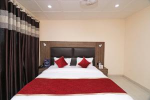 Postel nebo postele na pokoji v ubytování Hotel O Abc Residency