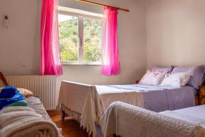 Ένα ή περισσότερα κρεβάτια σε δωμάτιο στο Grandma's House Mani