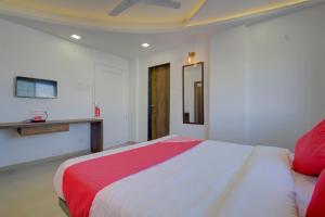 Super Hotel O RK's Regency Near Navale Hospital Back Gate客房内的一张或多张床位